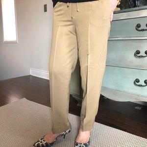 Cute adjustable mid-rise pants.
